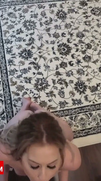 Lång asiatisk kille två ansiktsbehandlingar på liten kurvig smutsig blondin