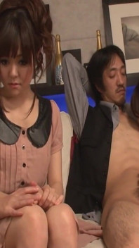 Coño apretado asiático - escena 2_threesome con dos chicas japonesas con tetas pequeñas que quieren compartir semen