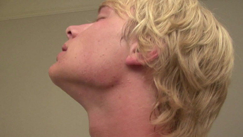 Crunch Boy: 若いゲイがコンドームなしでストレートの友達をしゃぶり、セックスする