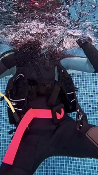 Sesi pelatihan bawah air keterampilan scuba