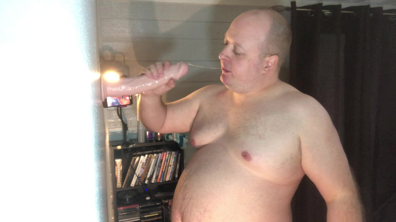 Charlieboy69: 深喉巨大的11英寸国王鸡巴假阳具第二角度