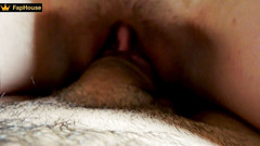 Alina Rai: Pasierbica z owłosioną cipką usiadła na owłosionym kutasie ojczyma