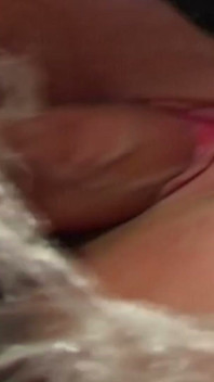 Blonde MILF in regenmantel lutscht schwanz mit plastikfolie