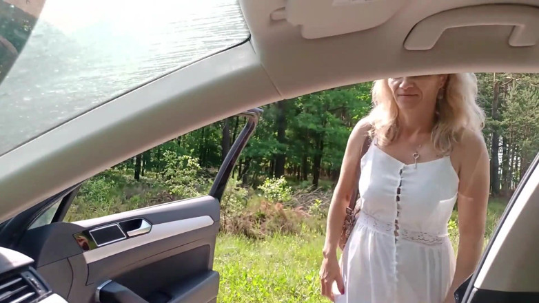 Amateur milf: Pelacur hitchhiker seksi tua dari tepi jalan dikongkek dalam hutan...