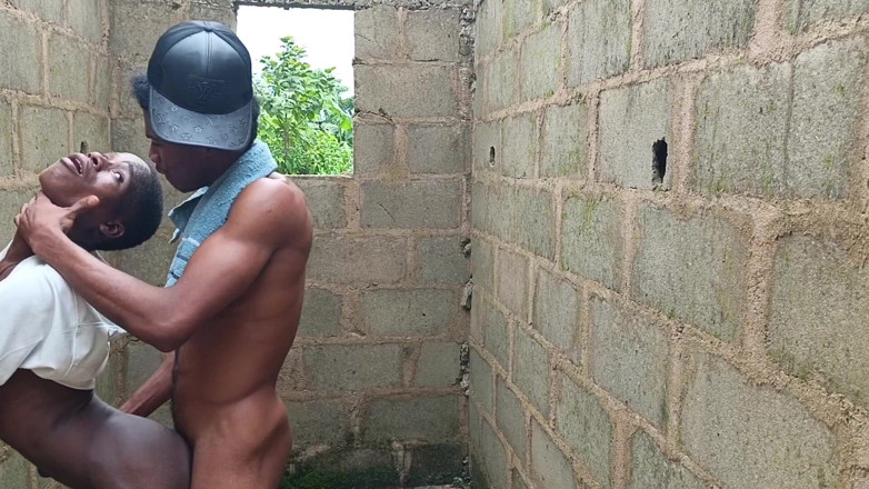 Africa TwinkBoys: Azgın zenci iri güzeller terk edilmiş evde hayatlarını riske atıyor