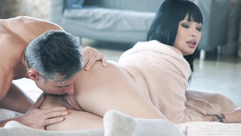 21 Naturals: 21 Naturals - Miyabi Surprises Her Guy with a Sensual Surprise