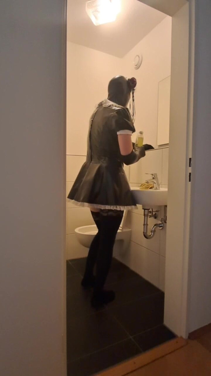 2GirlTs1Cock: Kafese bağlı kadın kılıklı hizmetçi köle - sahibe ve erkek arkadaşı...