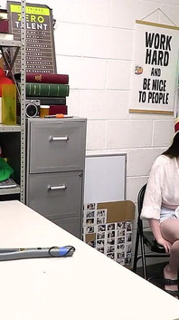 Eğil! Güvenlik görevlisi büyük yarağını boşluğu aramak için kullanacak