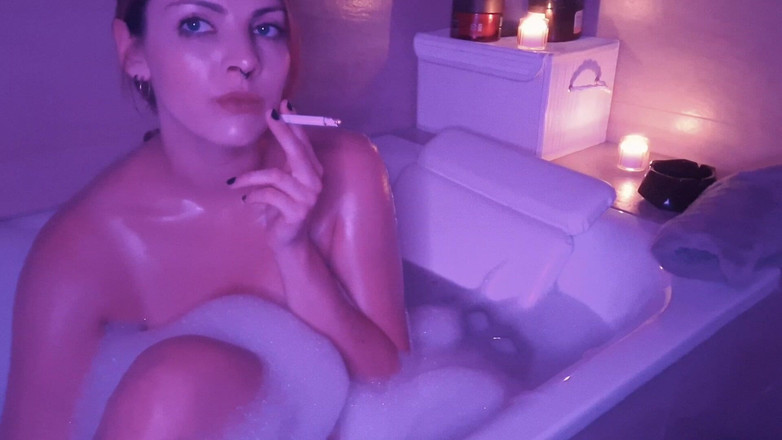 Naughty Natascha: Doble relajación al fumar en la bañera