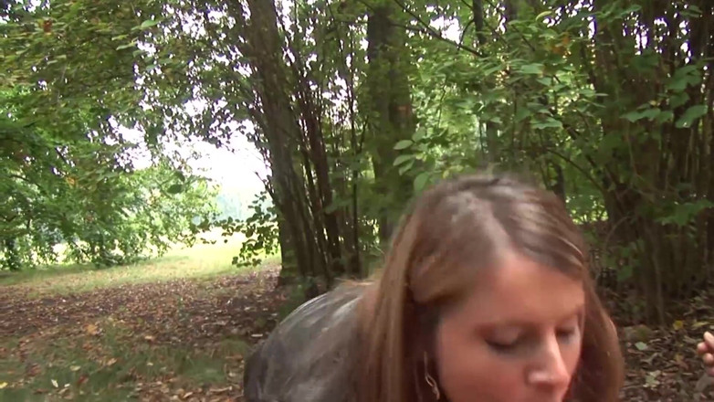 Public Entertainment: Sexy brunetka je ošukaná a vystříkaná na svém kulatém zadku...