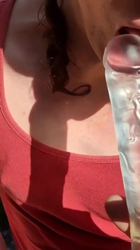 Menghisap dildo di luar