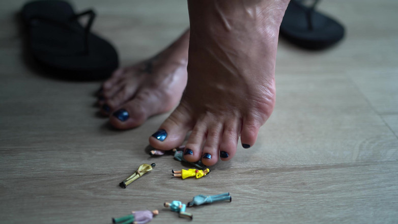 Hidi Heaventoosh: Pisando a las personas pequeñas con mi barefeet