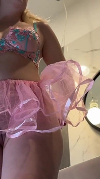 Vyvrcholení blíž na její velký zadek nahé břicho a nové sexy spodní prádlo je to, co chce od tebe, když ukazuje svou kundičku a zadek