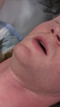 Un tipo arrapato si fa spaccare il culo stretto in stile senza preservativo
