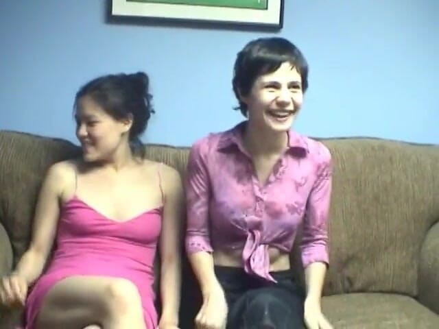 Girl on Girl: Азиатка с маленькими сиськами раздвигает ее тугую киску для дилдо