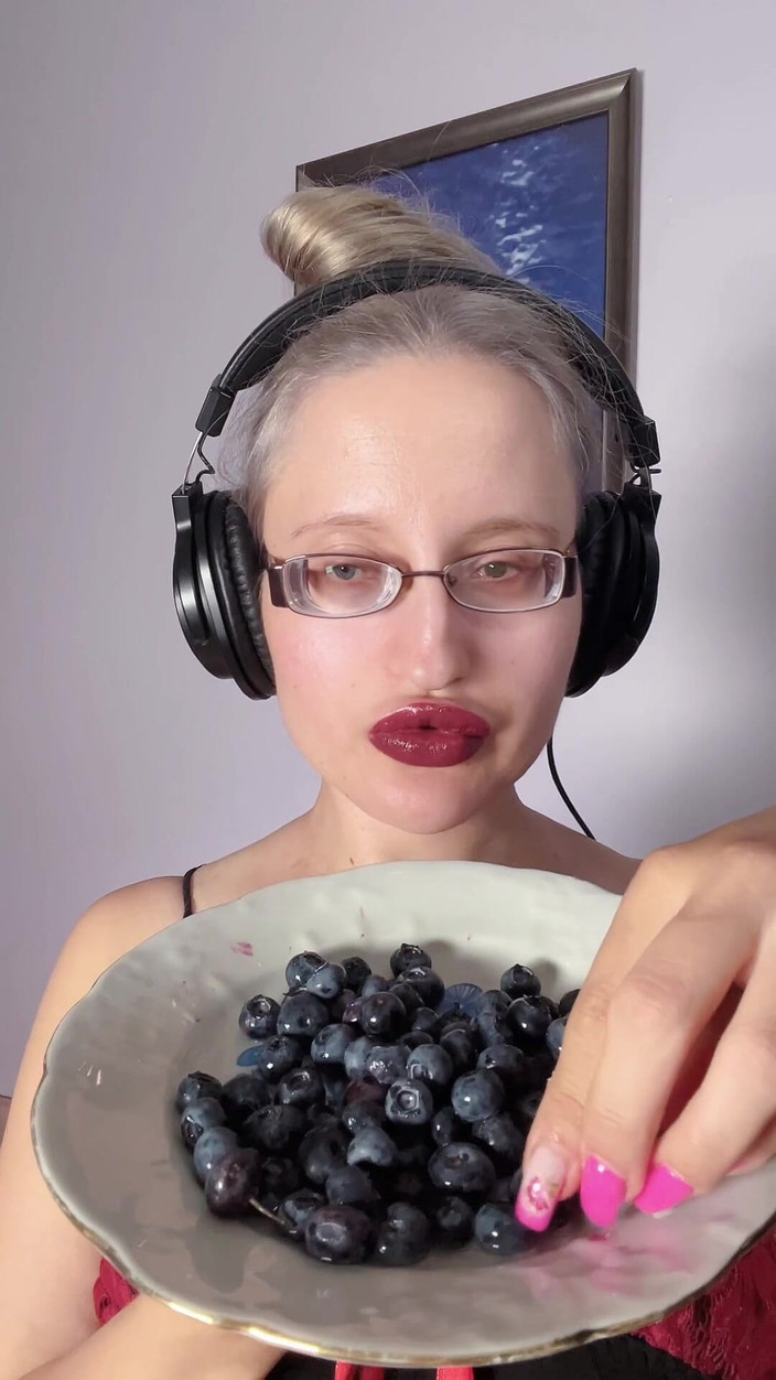 FinDom Goaldigger: Eu estou comendo deliciosas grandes mirtilos