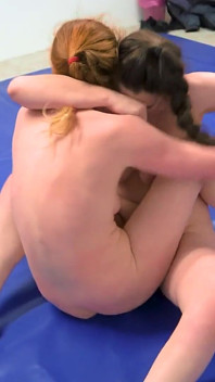 Rain0186 Alora Lux vs Ivy Rain - sexfight 4