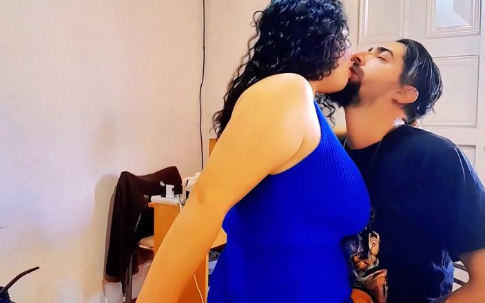 Babyluna939: Mi amiga de secundaria me visita y me deja sacar...