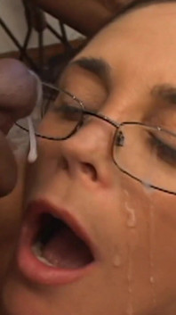 Geile milf in netkousen pijpt en deepthroat zijn grote zwarte lul