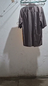 Il marito accetta la moglie con il muratore senza che lei lo sappia.