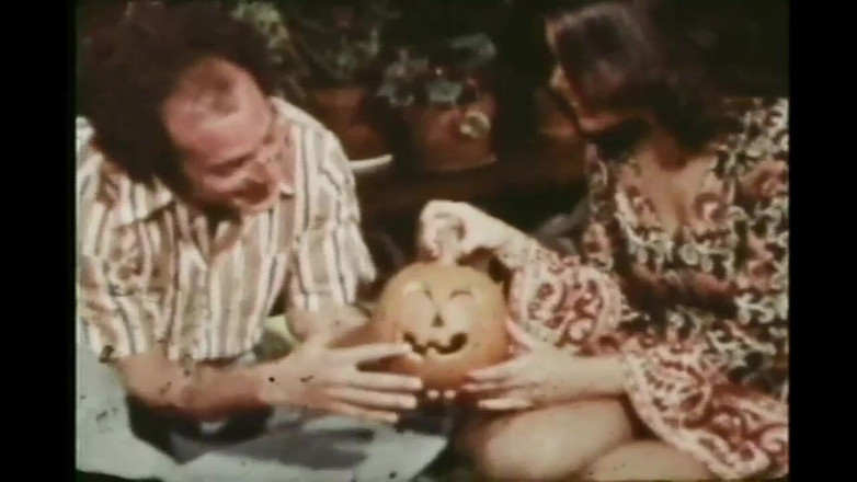 Vintage megastore: 毛深い猫を持つ美しいビンテージ熟女が口の中で犯され、射精(フルムービー)