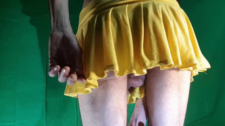 HeIsSooThin: Mutandine di pizzo rosse sotto la gonna gialla