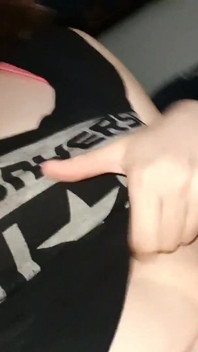 Nettes geiles teen benutzt ihren dildo in einem Uber, bis sie squirtet
