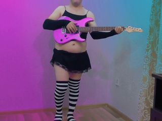 Ladyboy Kitty: 내가 당신을 위해 기타에서 연주하자 내 Lovelies 핫한 사람은 당신에게 많이 키스