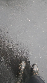 Regenachtige dag spelen in laarzen
