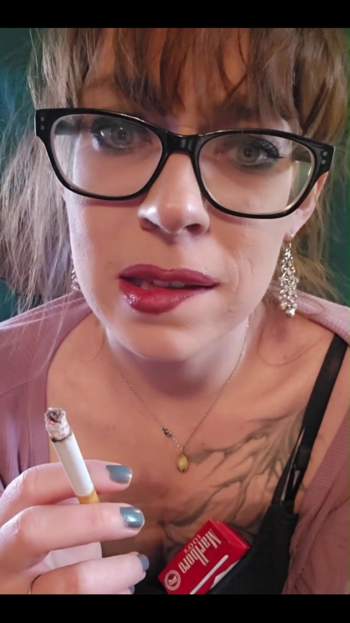 MistressThrope: Solo quería compartir un cigarrillo contigo
