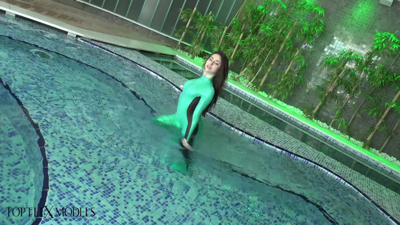 Flexilady: Surprise in the Hotel Pool