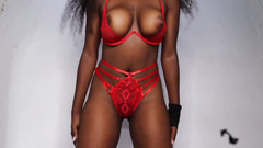 Elenabon: Eboni dalam pakaian dalam merah seksi