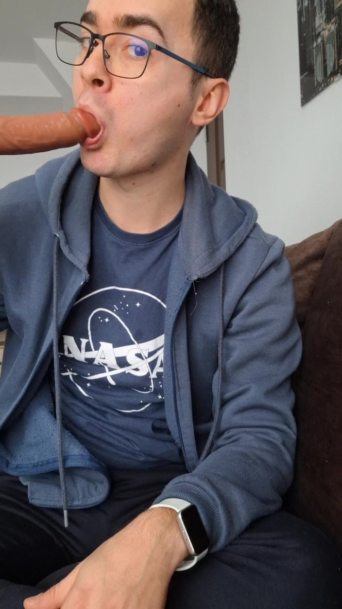 The college boy: Bú cu của bạn cho đến khi bạn xuất tinh vào...