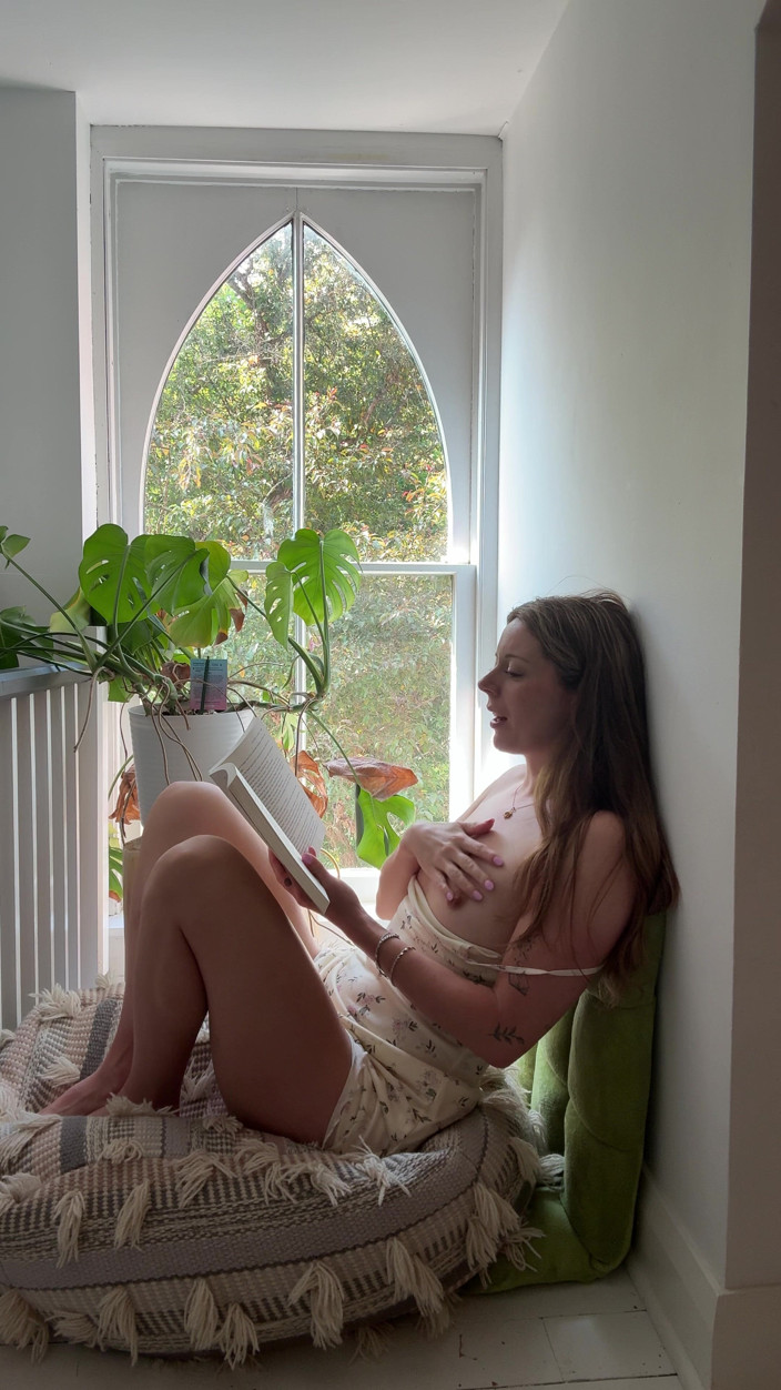 Nadia Foxx: Pokouším se číst, zatímco zadržuje orgasmus!