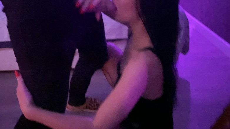 Slowly Tease: # 20 (celé) Perfektní nylonová královna kouří a šuká