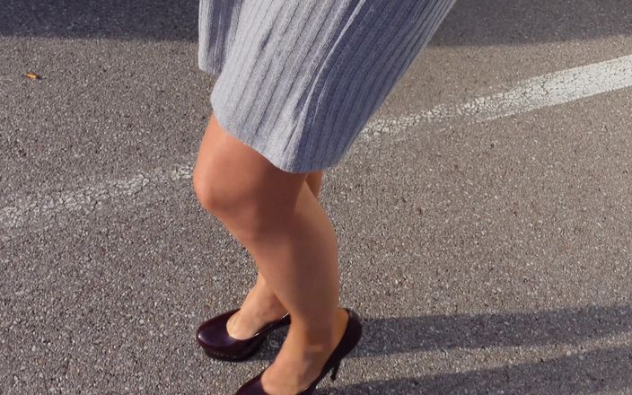 Loreley add: Crossdresser mija em meia-calça ao ar livre