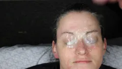 Compilation d’éjacs faciales avec des filles coquines 9