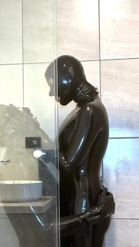 Douche na opname met sombere babe - Alex Latex