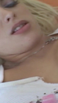 Si jalang blonde melancap dengan kote hitam besar sebelum menjolok letupan orgasme
