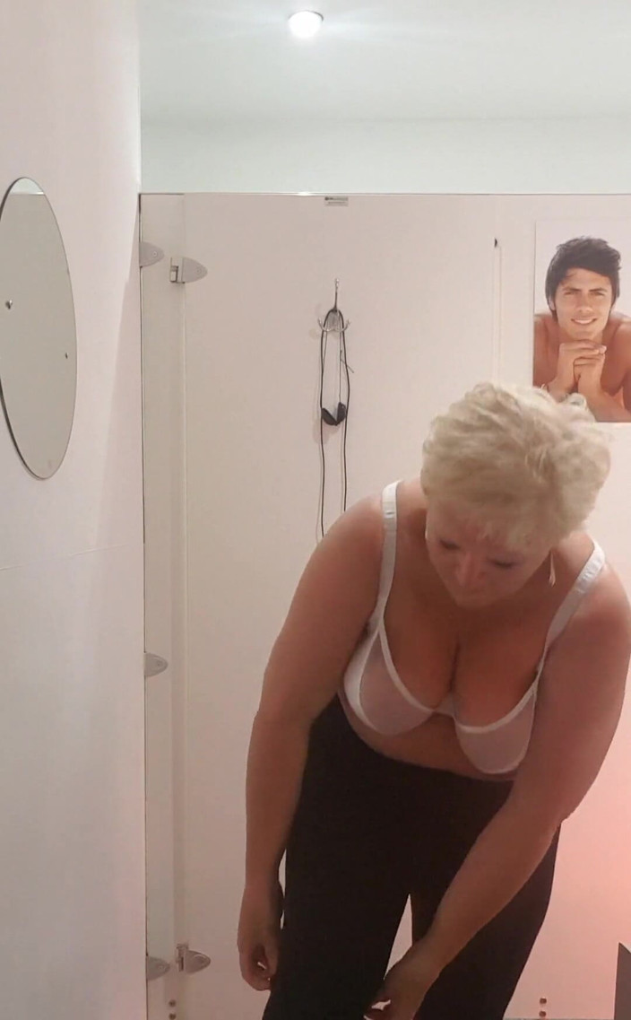 Uk Joolz: Vestirsi invece di spogliarsi! Tanto per cambiare!