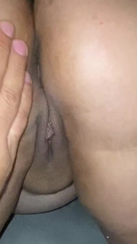 熟女大屁股潮吹在我的手上，她热辣的液体让我兴奋