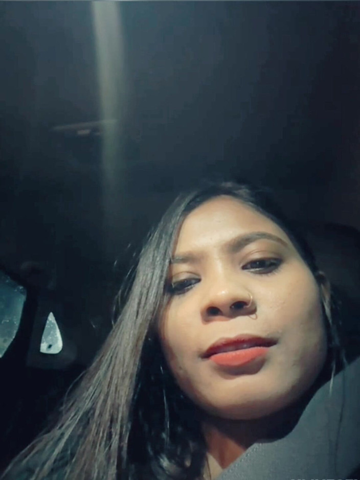 Nisha bhabhi ki chudai: 开车时在车里展示大胸部。