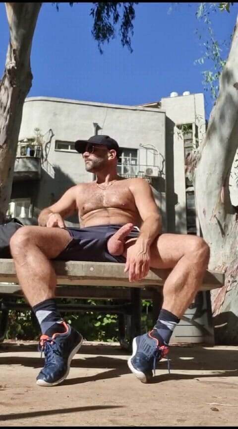 Zack f: 자지 공개 공원 써니 데이를 때린 남자