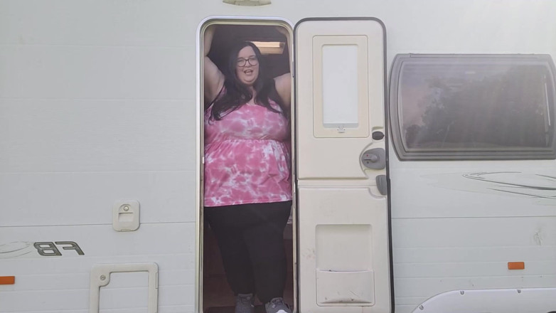 SSBBWLadyBrads: SSBBW เทียบกับประตูคาราวานตัวเล็ก