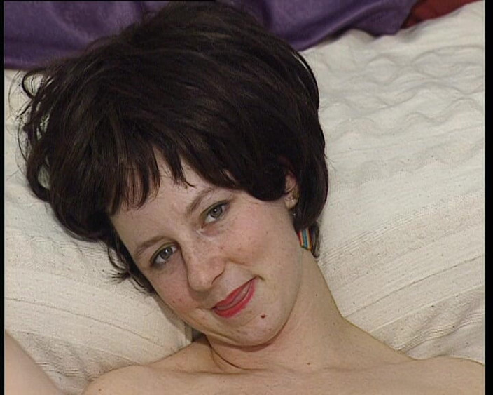 YOUR FIRST PORN: 非常毛茸茸的martina展示自己亲密的柔软剪辑