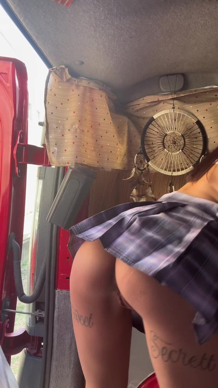 Complete videos of Sofia Sweetsecrett: Je Me Suis Touché Dans La Camionnette... Et J’ai Fini...