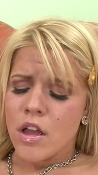 La sexy teen bionda è stata gravemente scopata e aveva la bocca piena di sperma caldo.