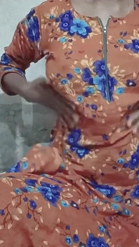 La ragazza del villaggio sumaiya si sditalina il video