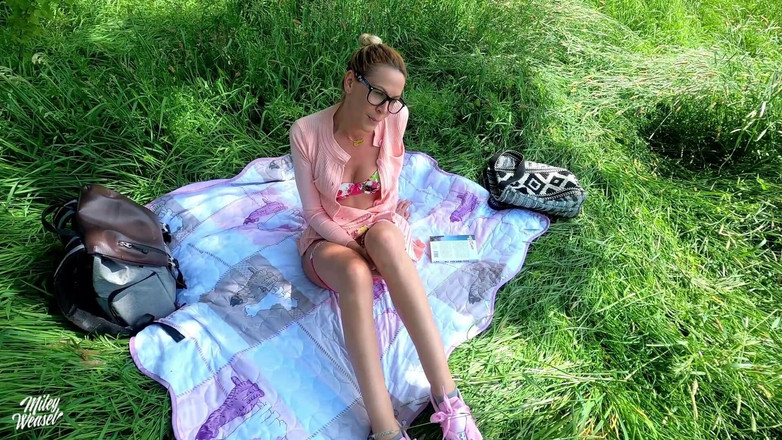 Miley Weasel: Nerd bookworm es atrapada y follada en público