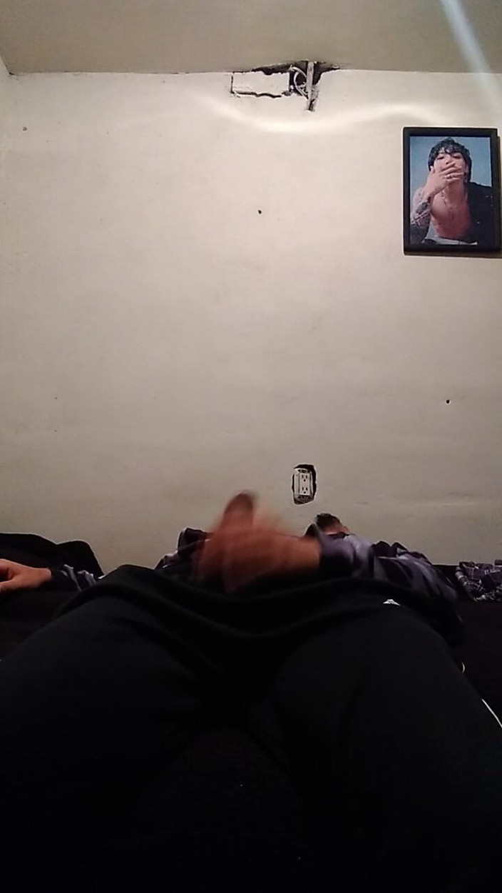 AlexAlejandro13: Hombre seductor con enorme polla asomando de él